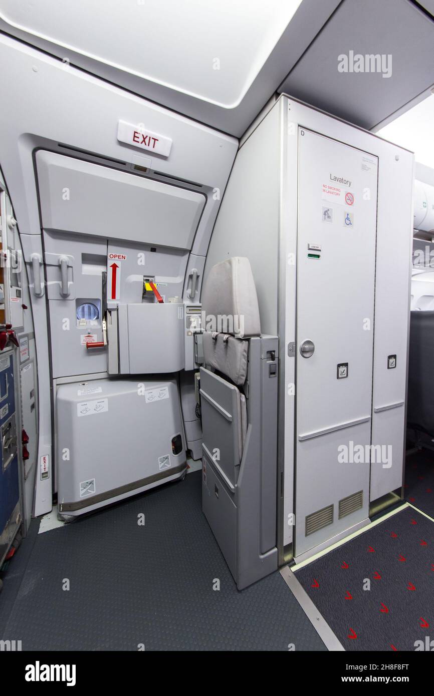 Sección delantera de una cabina Airbus A320 con puerta de salida Fotografía  de stock - Alamy