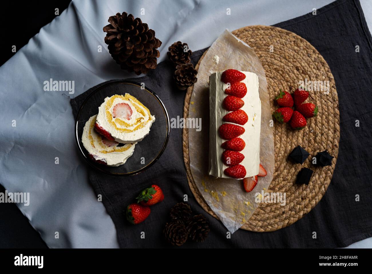 Pastel de fresas con glaseado y detalles en la mesa Foto de stock