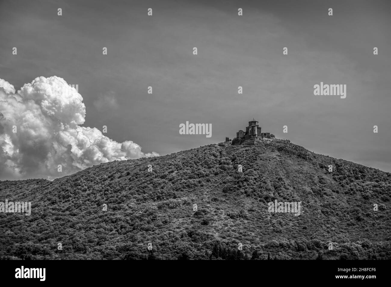 Vista panorámica del Monasterio de Jvari sobre cielos nublados en la ciudad de Mtskheta, Georgia. Blanco y negro. Foto de stock