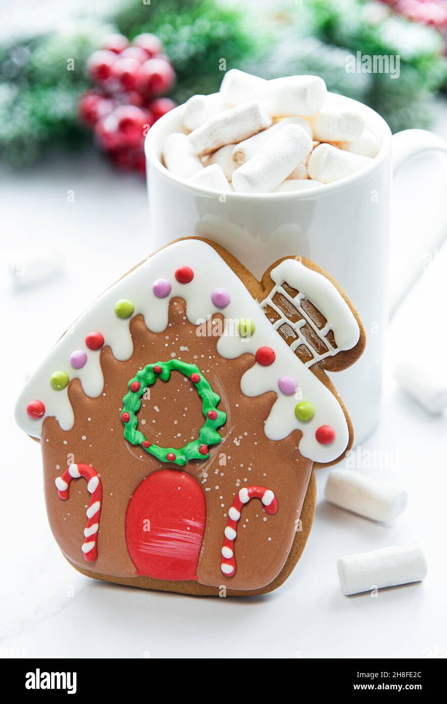 Chocolate de Navidad, galletas de jengibre y decoraciones. Foto de stock