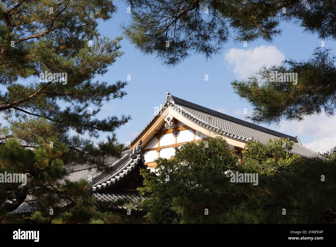 Kioto, Japón. 26th Nov, 2021. Techo de los barrios vivientes de los  sacerdotes en el Pabellón Dorado (Templo Kinkaku-ji).Rokuon-ji, comúnmente  conocido como 'Kinkaku-ji', es un templo Zen de la Escuela Shokoku-ji de