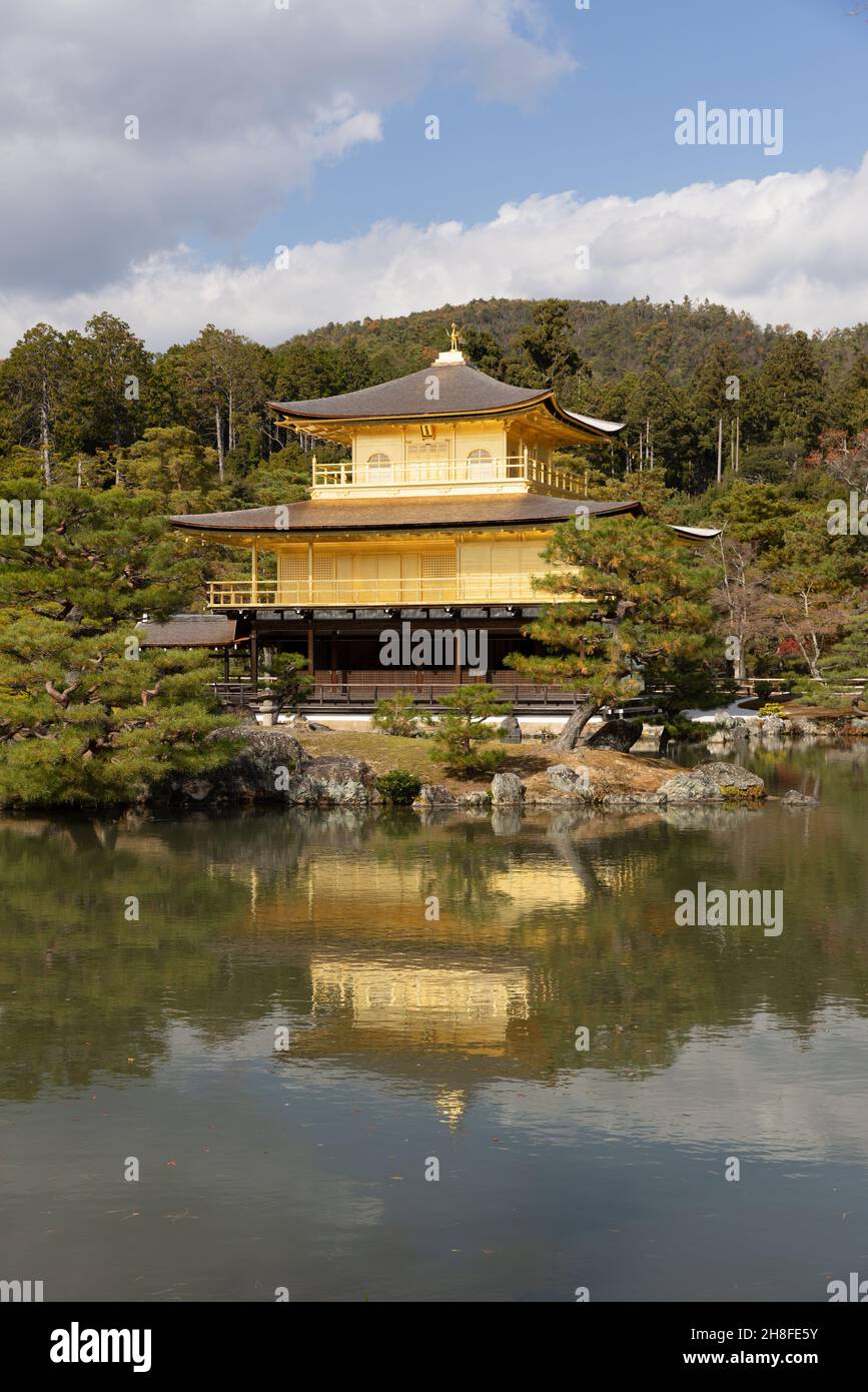 Kioto, Japón. 26th Nov, 2021. La fachada del Pabellón de Oro (Templo  Kinkaku-ji) se refleja en el estanque.Rokuon-ji, comúnmente conocido como  'Kinkaku-ji', es un templo Zen de la Escuela Shokoku-ji de denominación