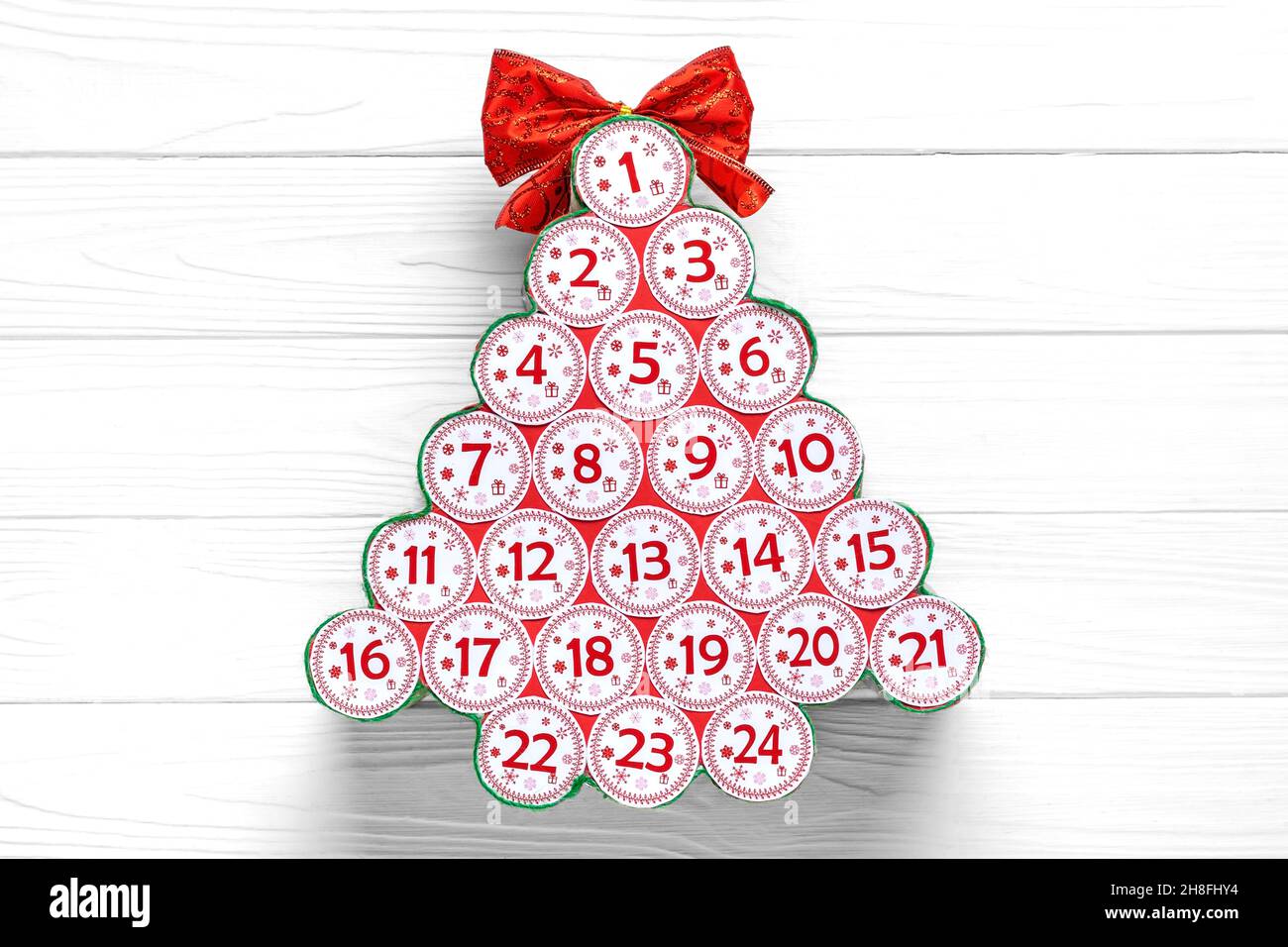 Calendario de Adviento en forma de árbol de Navidad con números y cinta en  lugar de estrella sobre mesa de madera blanca Calendario de Adviento de  Navidad Concepto Vista superior Piso Fotografía
