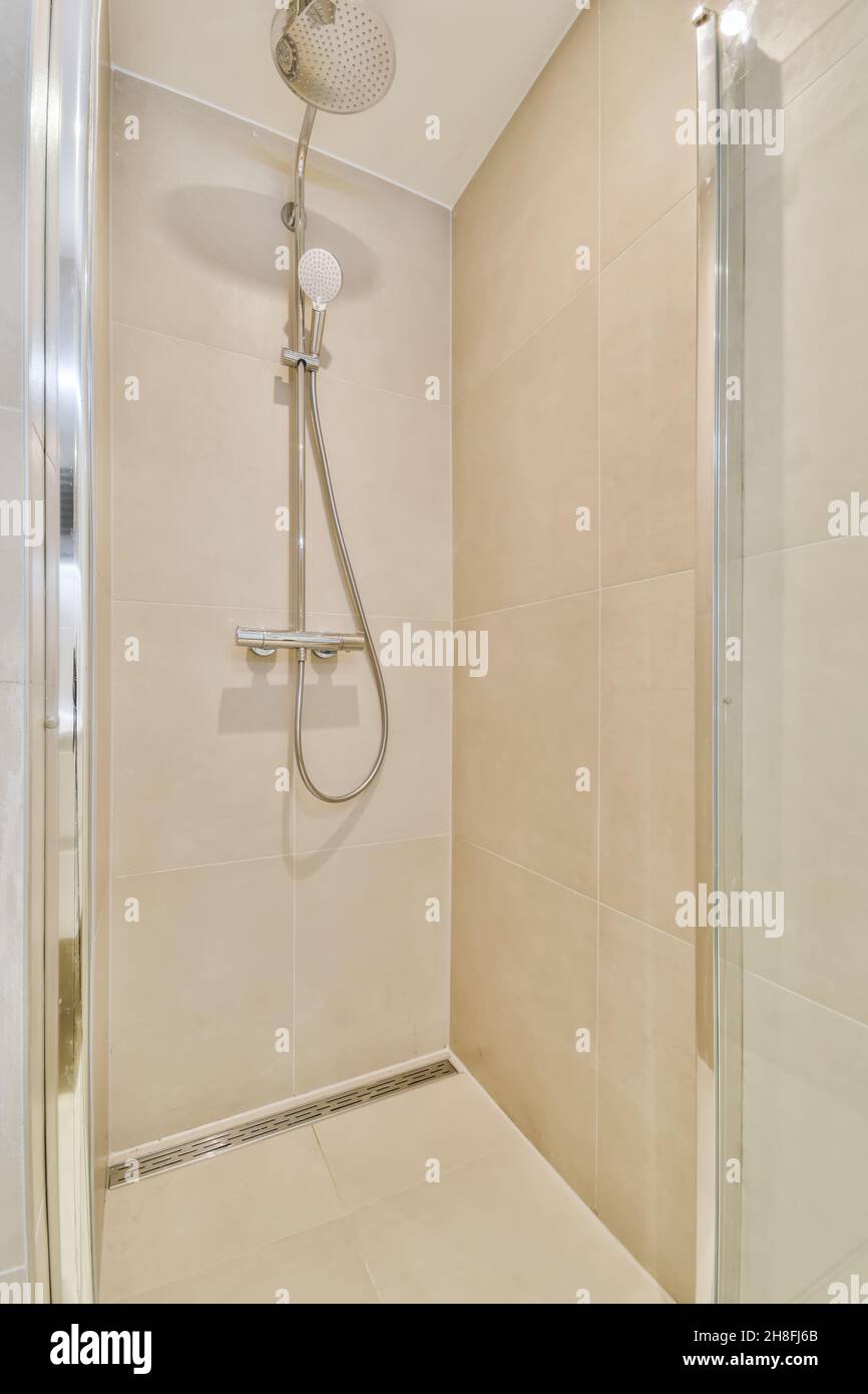 Cuarto de baño con techo abovedado y ducha de cristal: fotografía de stock  © iriana88w #54420635