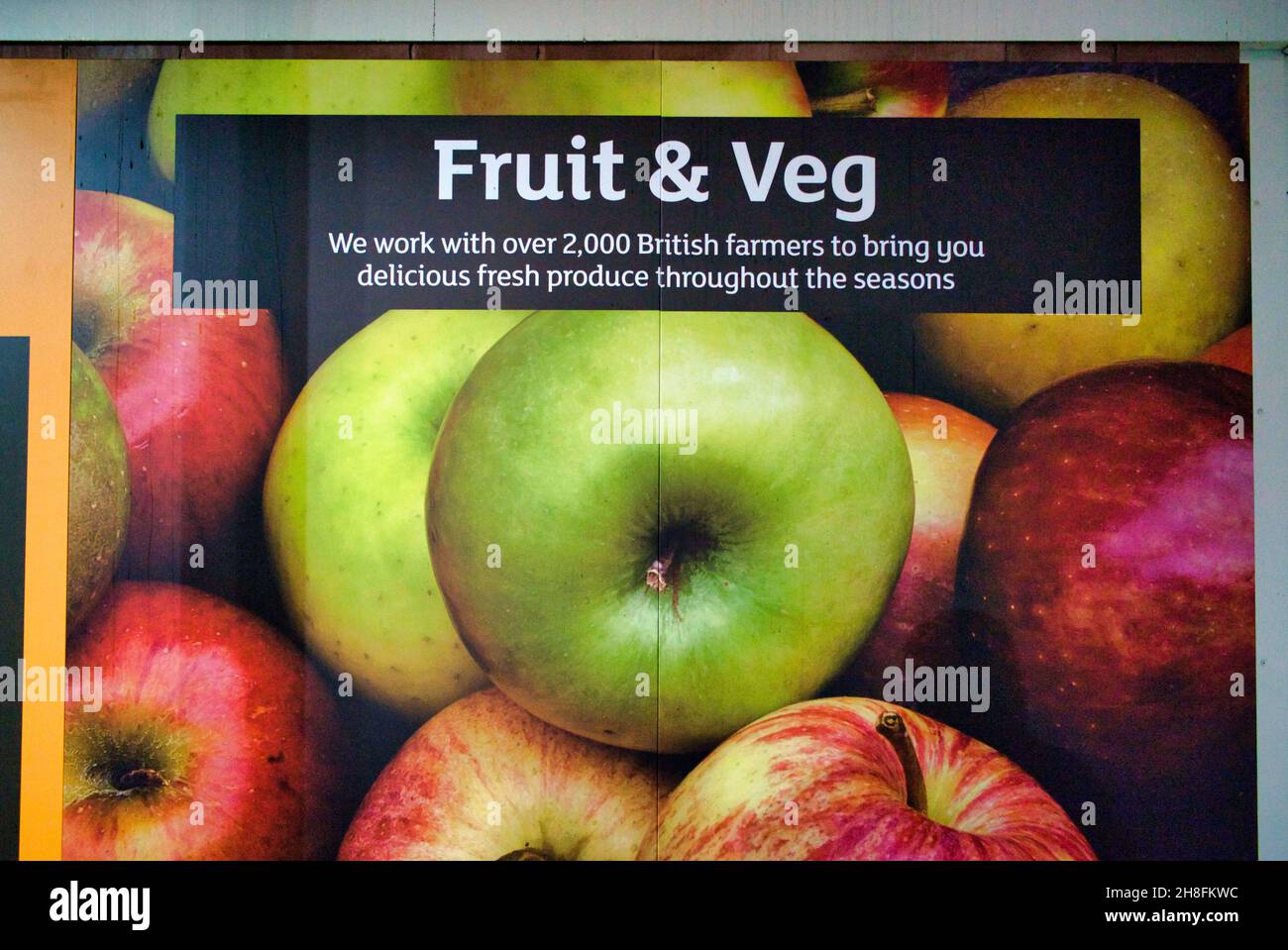 Cartel de anuncios de frutas y verduras Sainsburys pared al aire libre Glasgow, Escocia, Reino Unido Foto de stock