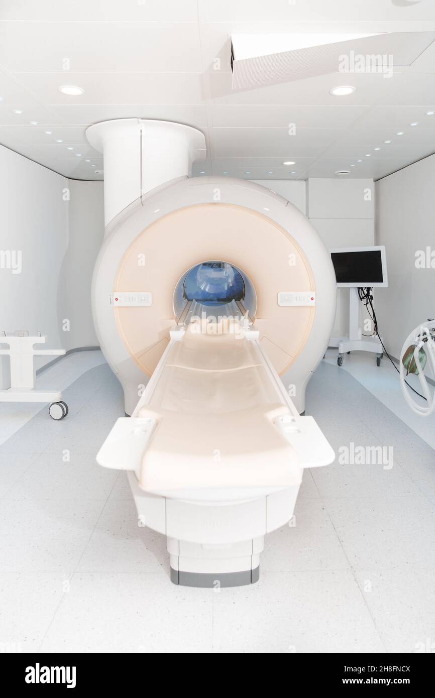 Tomografía computarizada o resonancia magnética médica en el moderno laboratorio del hospital. Interior del departamento de radiografía. Equipamiento tecnológicamente avanzado en sala blanca Foto de stock