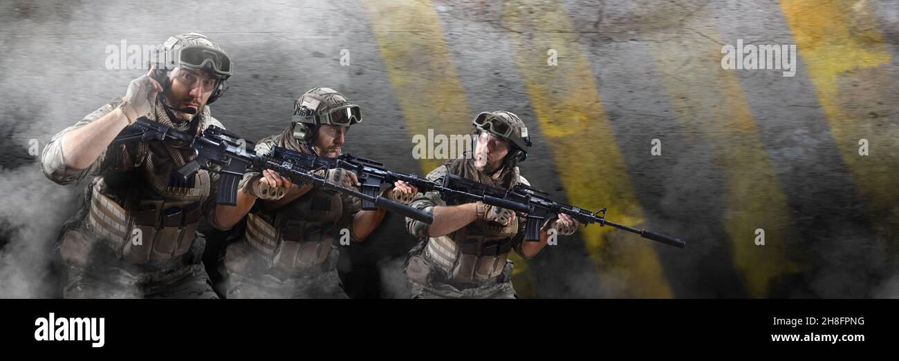 Airsoft hombre uniformado mantenga un rifle de francotirador en bosque  amarillo como telón de fondo. Vista lateral Fotografía de stock - Alamy