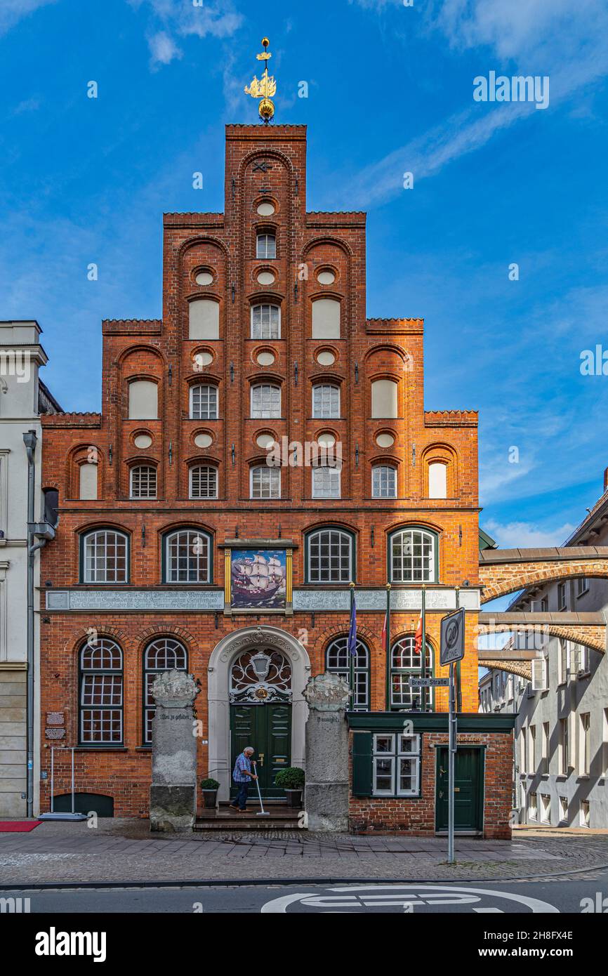 La fachada del edificio histórico que alberga la Schiffergesellschaft, una asociación marítima histórica, alberga actualmente un restaurante. Alemania Foto de stock