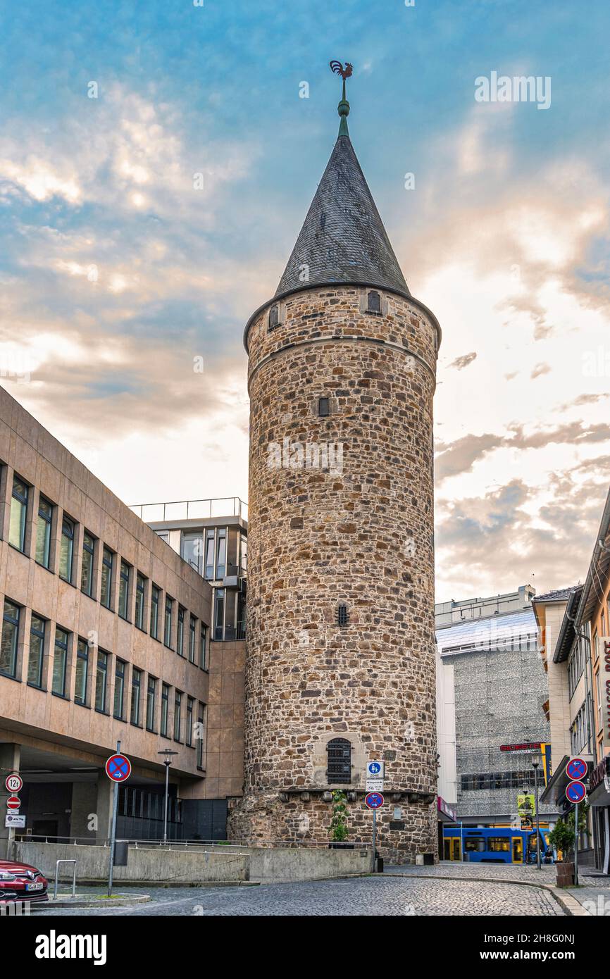 El Druselturm es una torre redonda de 44 metros de altura, el último remanente de las antiguas fortificaciones de la ciudad de Kassel. Kassel, norte de Hesse, Alemania Foto de stock
