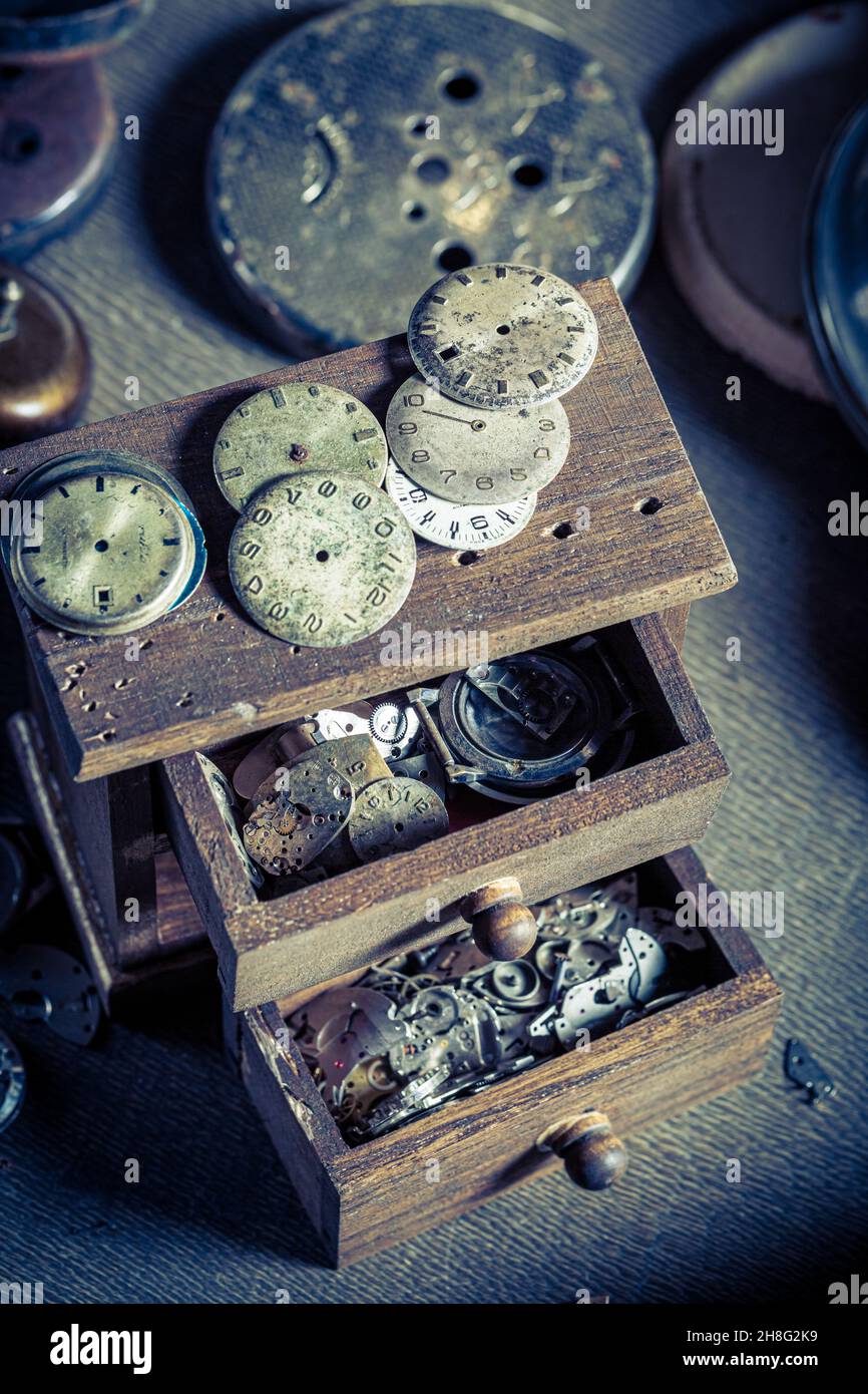 Herramientas de relojero: Reloj torno, potance, truing Calibres, pinzas  Fotografía de stock - Alamy