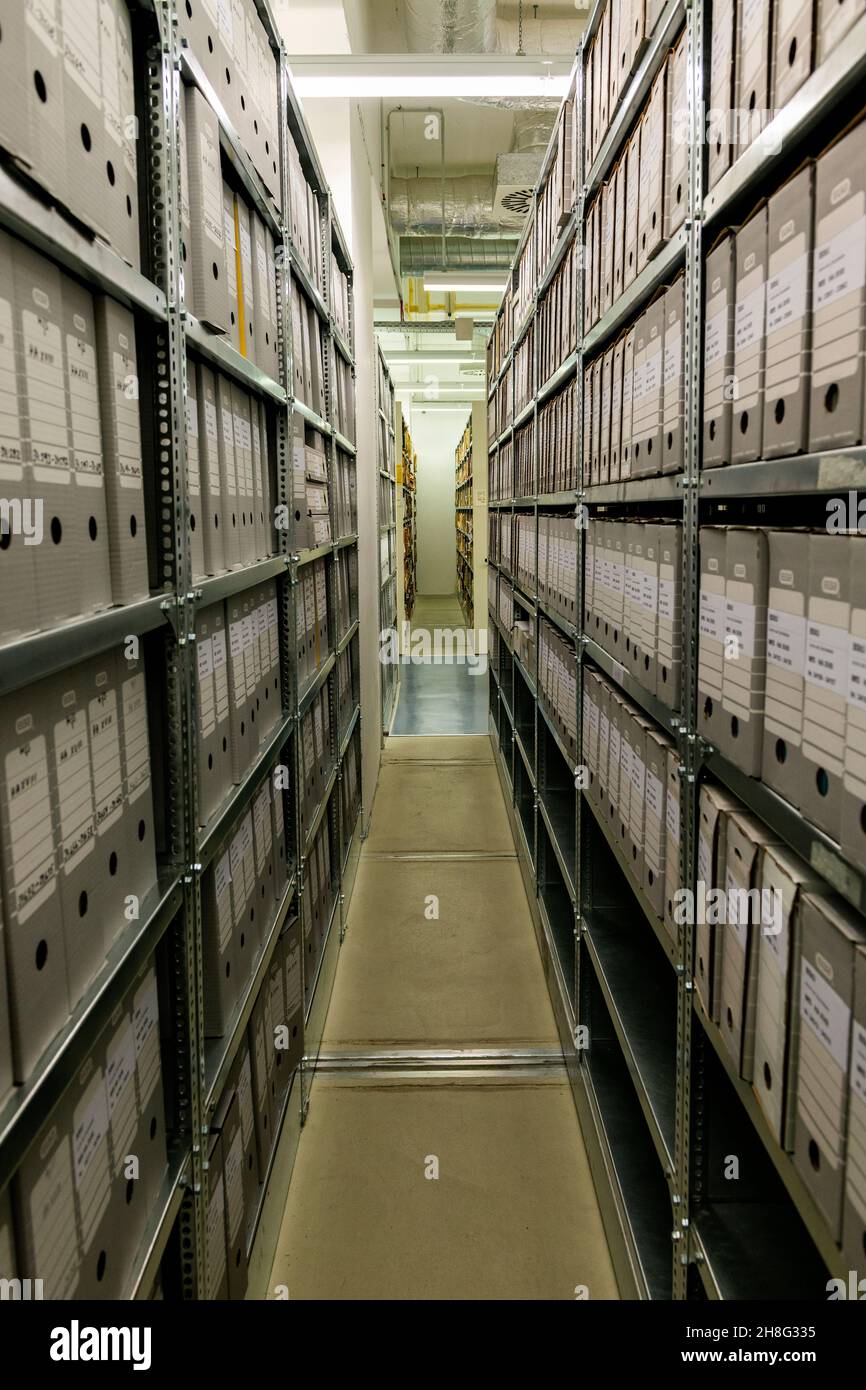 Berlín, Alemania. La BStU es responsable de almacenar los Archivos  Federales del antiguo Servicio de Inteligencia MFS / Stasi. En enormes  salas se almacenan aproximadamente 111 kilómetros de carpetas y documentos  Fotografía
