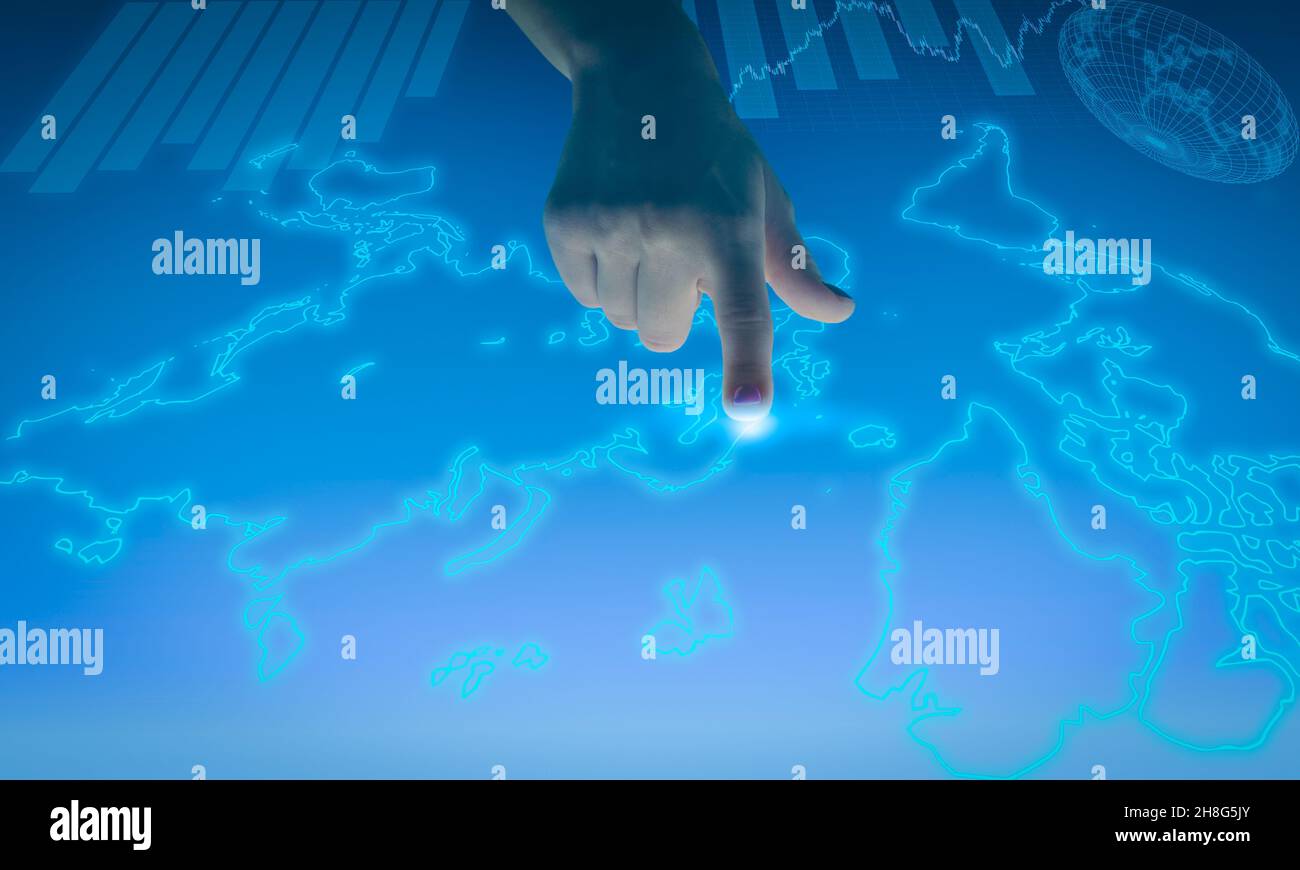 Hombre de negocios mano tocando mapa del mundo y gráfico de barras. Holograma de mapa mundial en pantalla virtual. Conce mundial de la tecnología de las telecomunicaciones y de los negocios Foto de stock