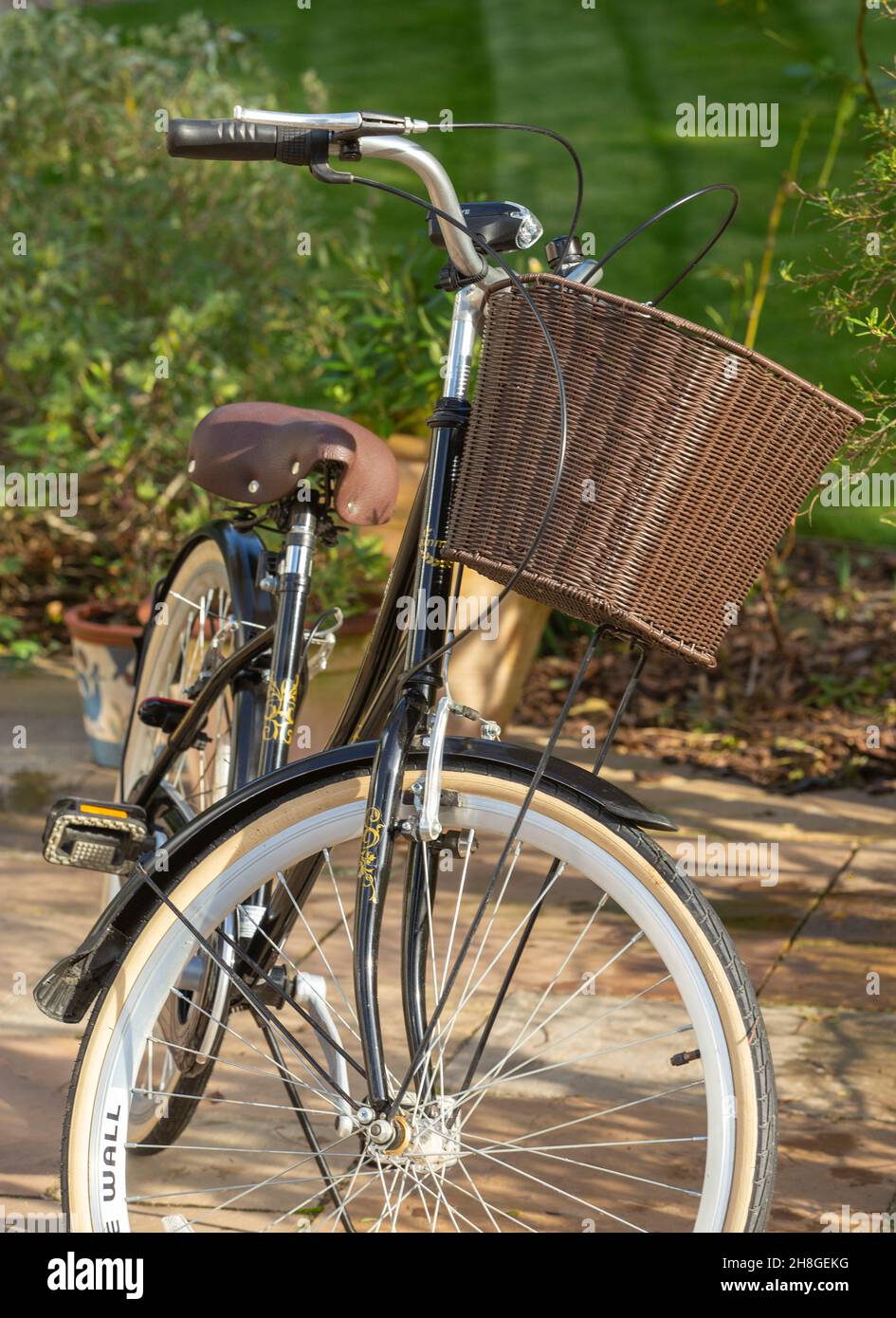 Dutch bicycle basket fotografías e imágenes de alta resolución - Alamy