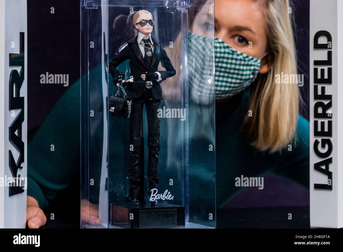 Londres, Reino Unido. 30th Nov, 2021. A Barbie, muñeca coleccionista Karl  Lagerfeld, Barbie Collector Platinum Label, 2014, est 500-800 € - al por  menor por Mattel, con vestido de Barbie modelado a