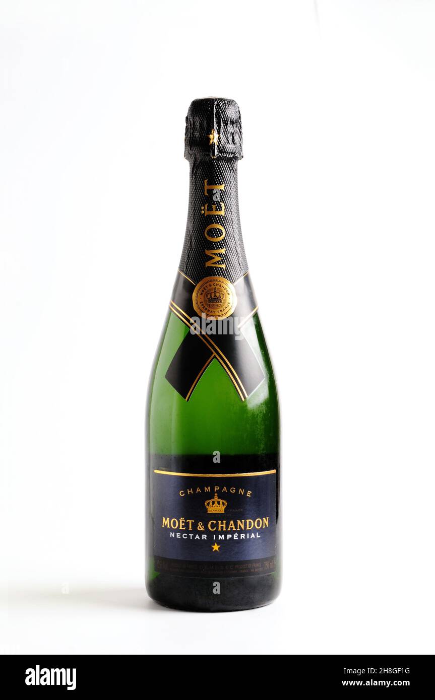 Moet y Chandon Brut Nectar Botella Imperial de Champagne, vino espumoso, sobre un fondo blanco Foto de stock