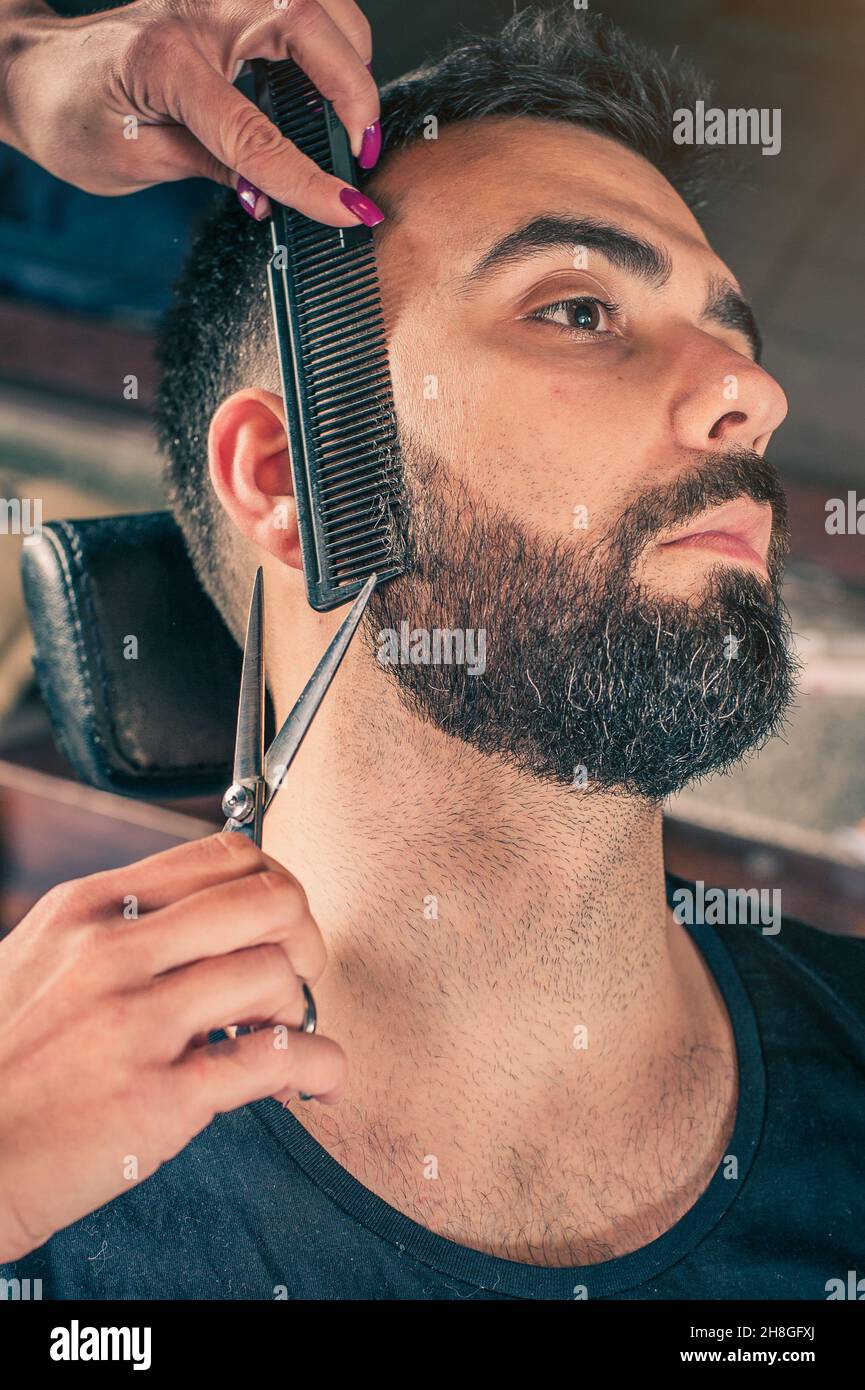 84.500+ Corta Barba Fotografías de stock, fotos e imágenes libres