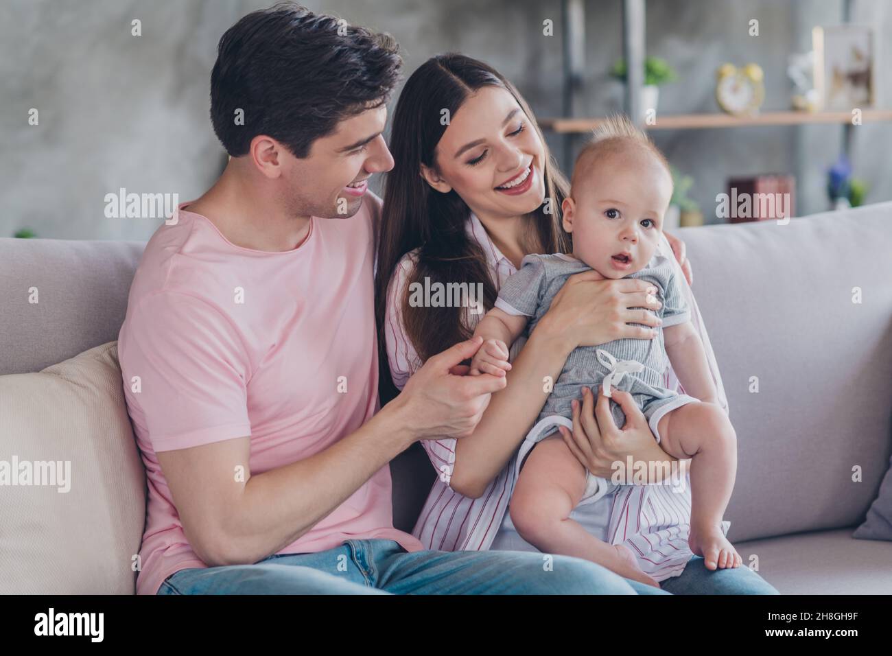 Retrato de los esposos cariñosos alegres atractivos que se sientan en