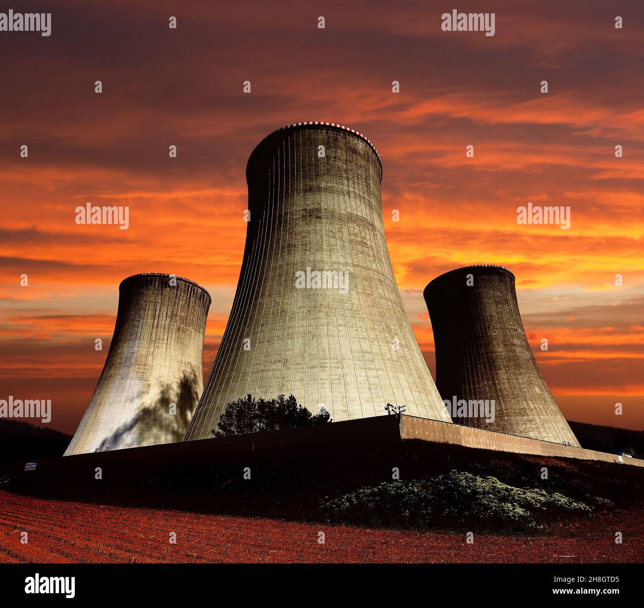 Vista en color por la noche de la torre de refrigeración - planta de energía nuclear Dukovany Foto de stock