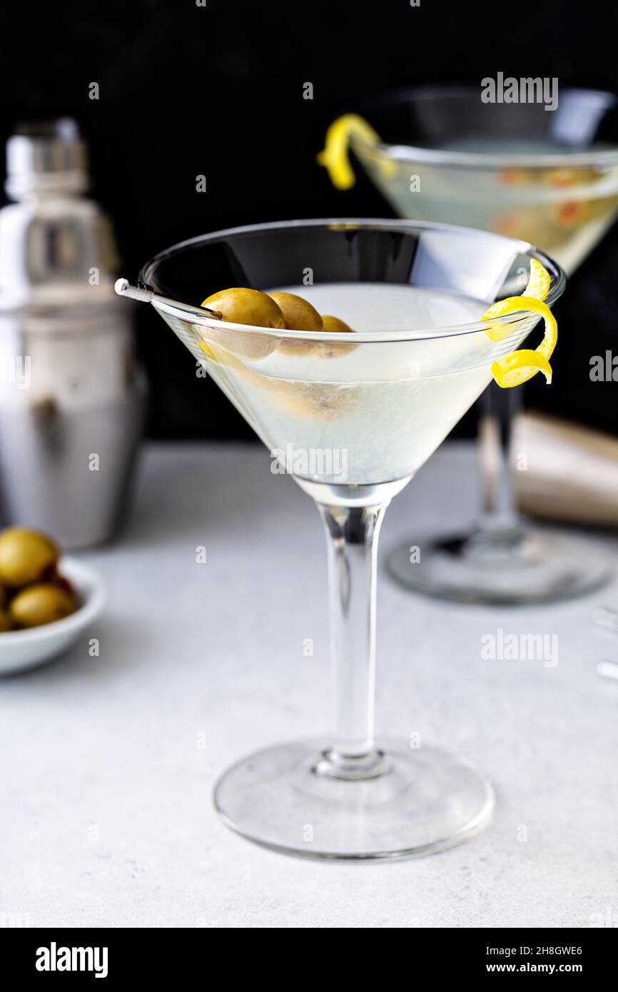 Martini clásico de con aceitunas y limón Fotografía de stock - Alamy