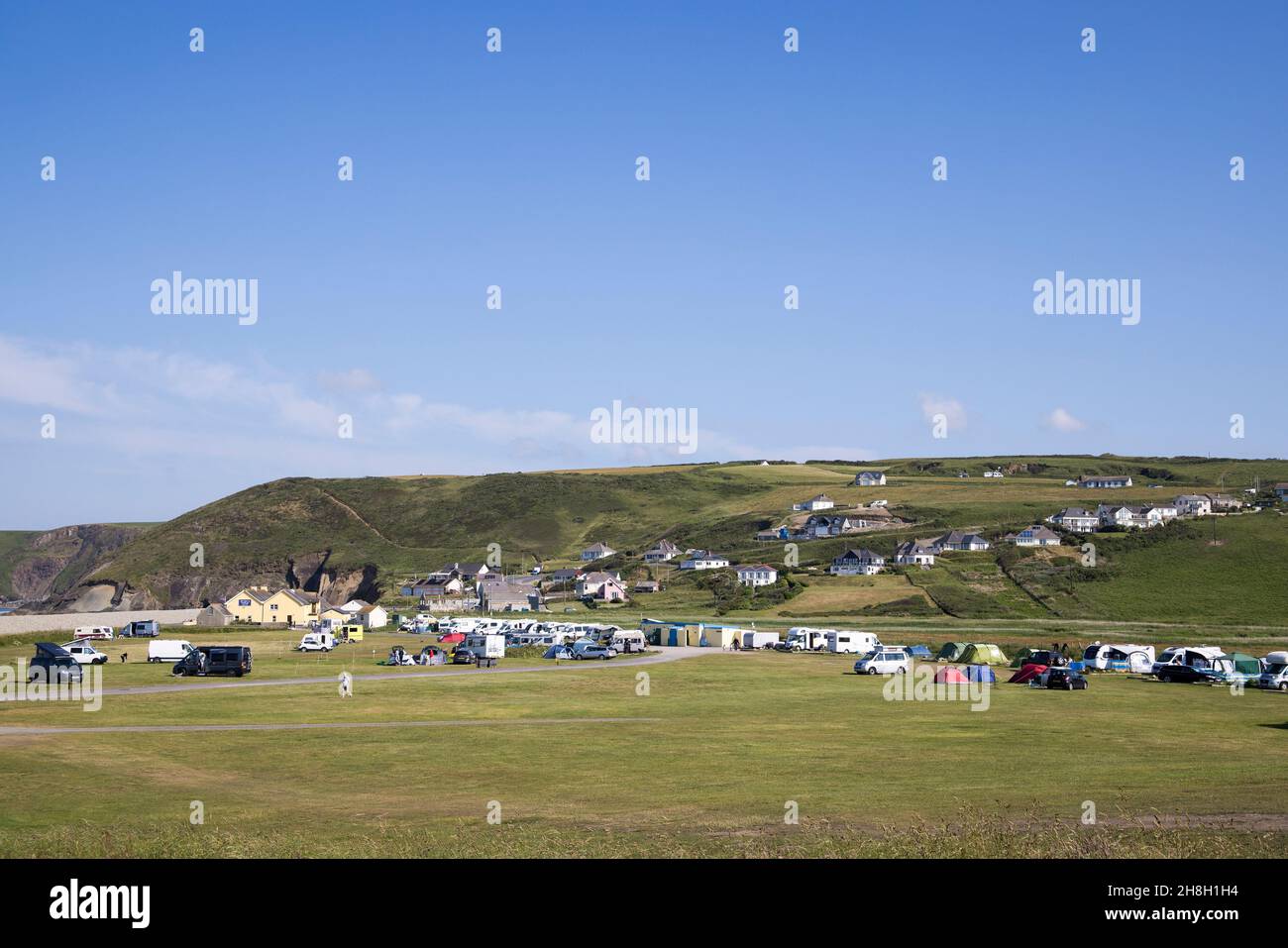 Camping cerca de la playa, Newgale, West Wales, Reino Unido Foto de stock