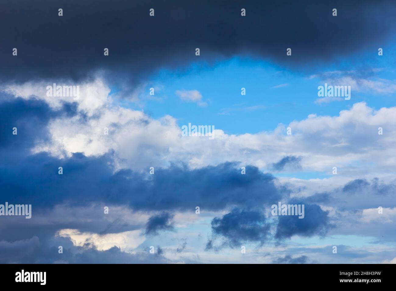 Nubes oscuras y luminosas antes de una tormenta de verano. Textura de fondo de concepto de atmósfera peligrosa. Foto de stock