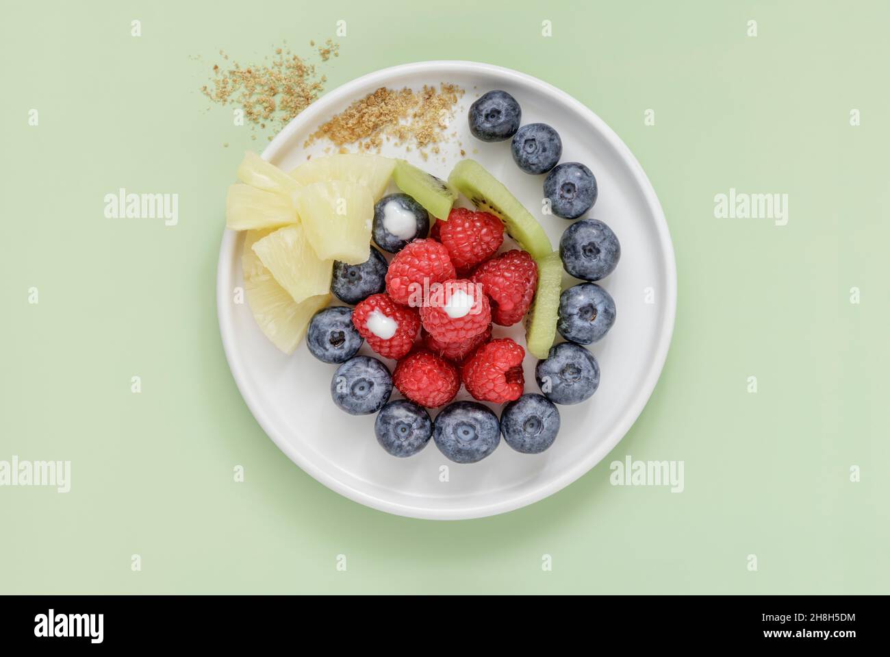 Bayas y frutas frescas en plato blanco con espacio para copias Foto de stock