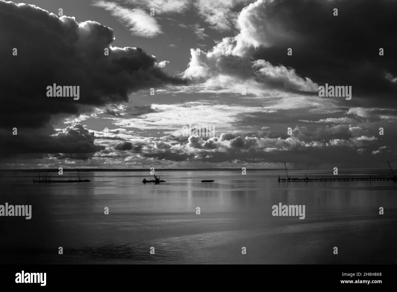 Vista del Golfo de Finlandia desde el puerto marítimo de San Petersburgo Foto de stock