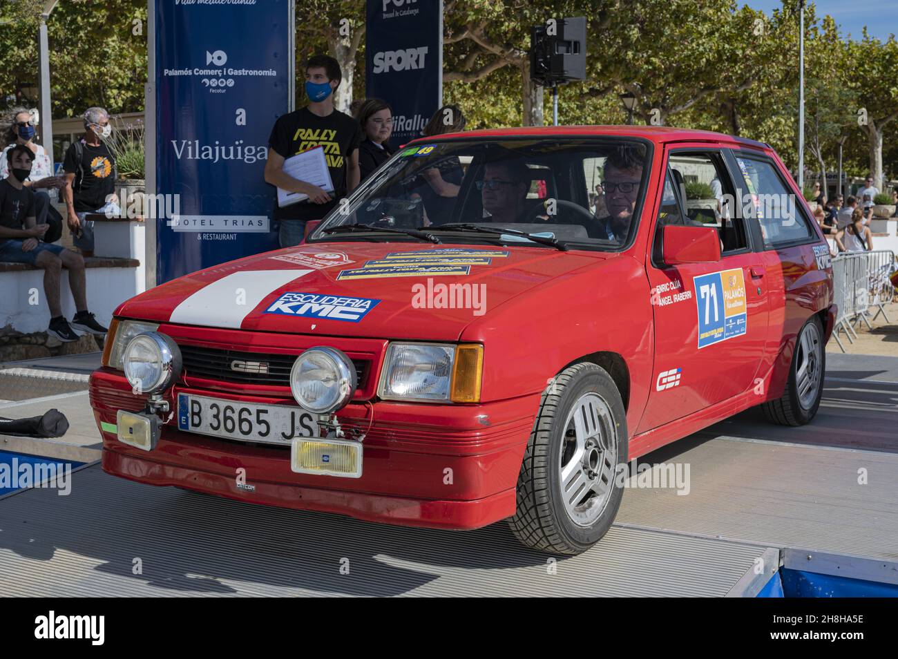 BARCELONA, ESPAÑA - 03 de noviembre de 2021: un primer plano de un Opel  Corsa rojo presentado en el XVIII Rallye Histórico de la Costa Brava en  Palamós, España Fotografía de stock - Alamy