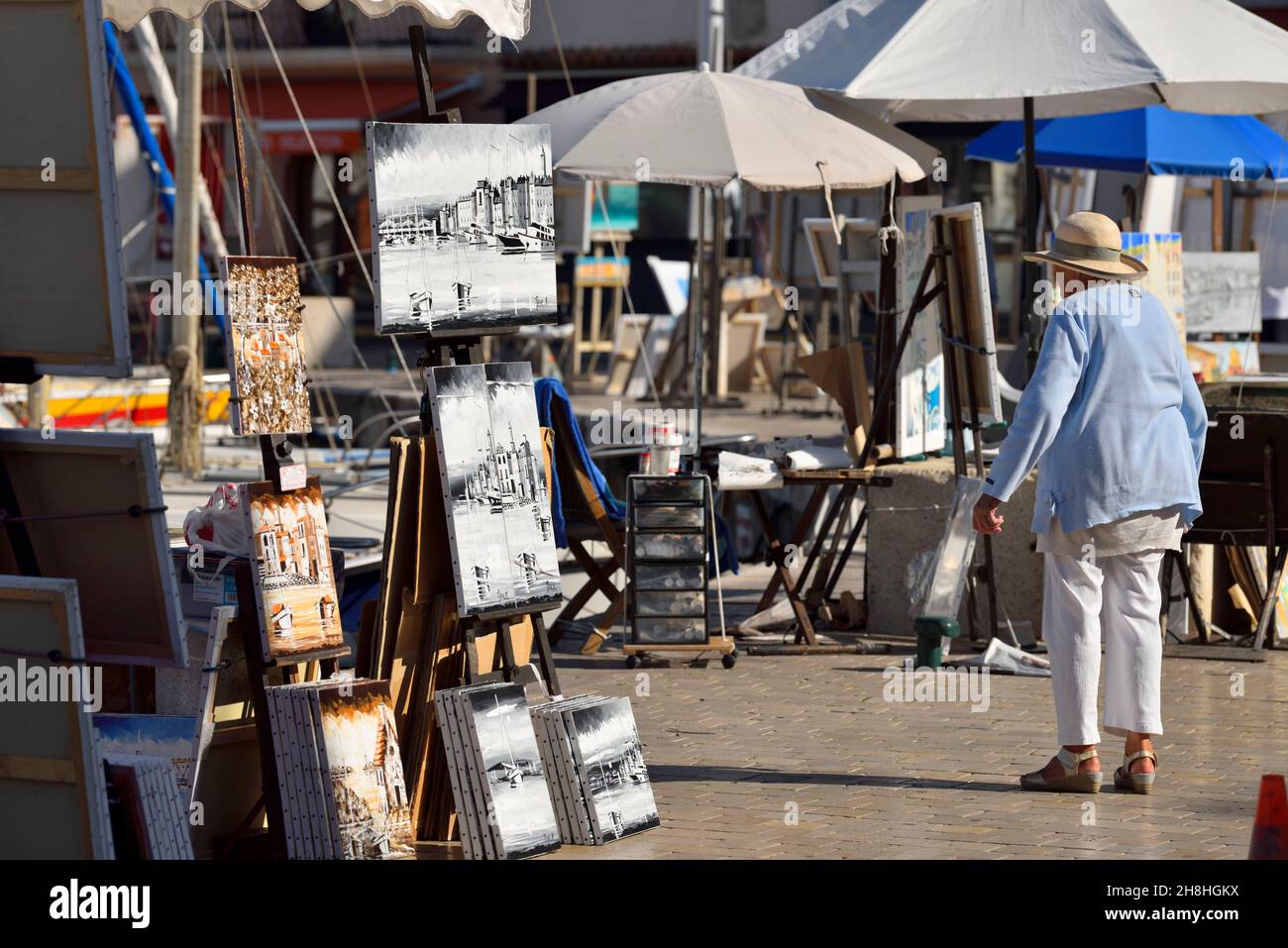 Francia, Var (83), Saint-Tropez, quai Jean Jaurès, pinturas en el puerto Foto de stock