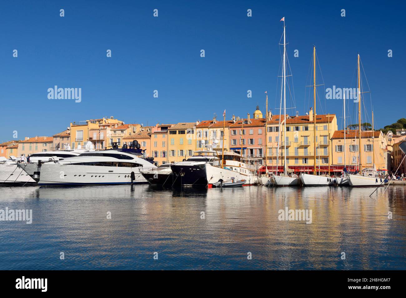 Francia, Var, Saint-Tropez, quai Jean Jaurès, barcos de lujo en el puerto Foto de stock