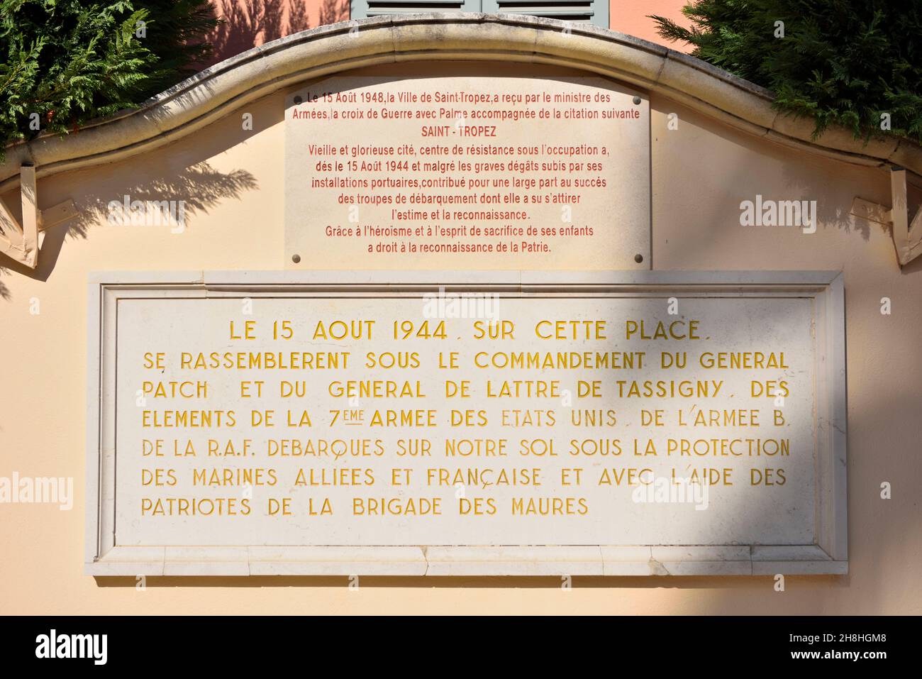 Francia, Var, Saint-Tropez, placa conmemorativa en agradecimiento a los soldados americanos que murieron durante la liberación de Saint-Tropez el 15 de agosto de 1944 durante la Segunda Guerra Mundial Foto de stock