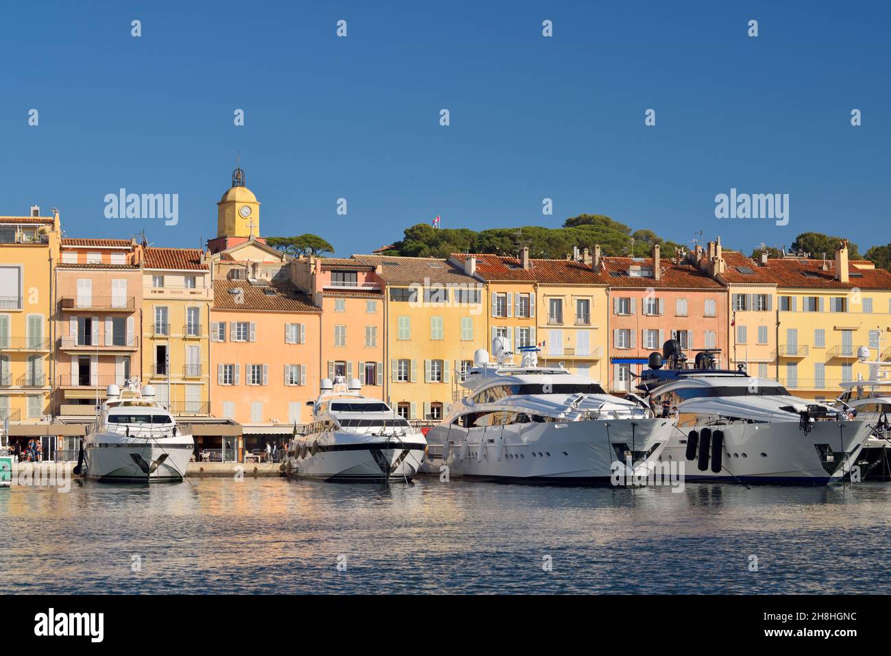 Francia, Var, Saint-Tropez, quai Jean Jaurès, barcos de lujo en el puerto Foto de stock