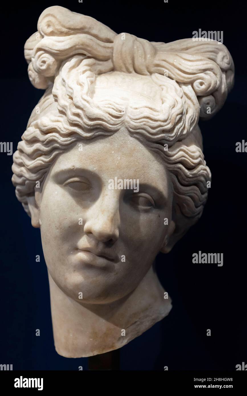 Francia, Gard, Nimes, Museo de la Romanidad por la arquitecto Elizabeth de Portzamparc, Diana o Venus en mármol, 1st siglo d.C. Foto de stock