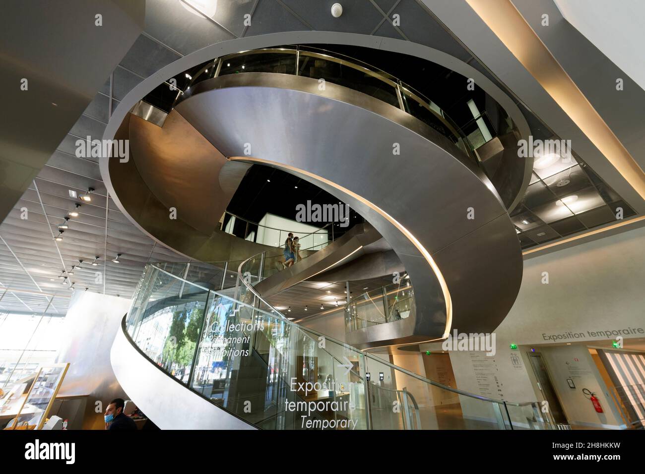 Francia, Gard, Nimes, Museo de la Romanidad (Musée de la Romanite) por el arquitecto Elizabeth de Portzamparc, escalera de doble hélice Foto de stock