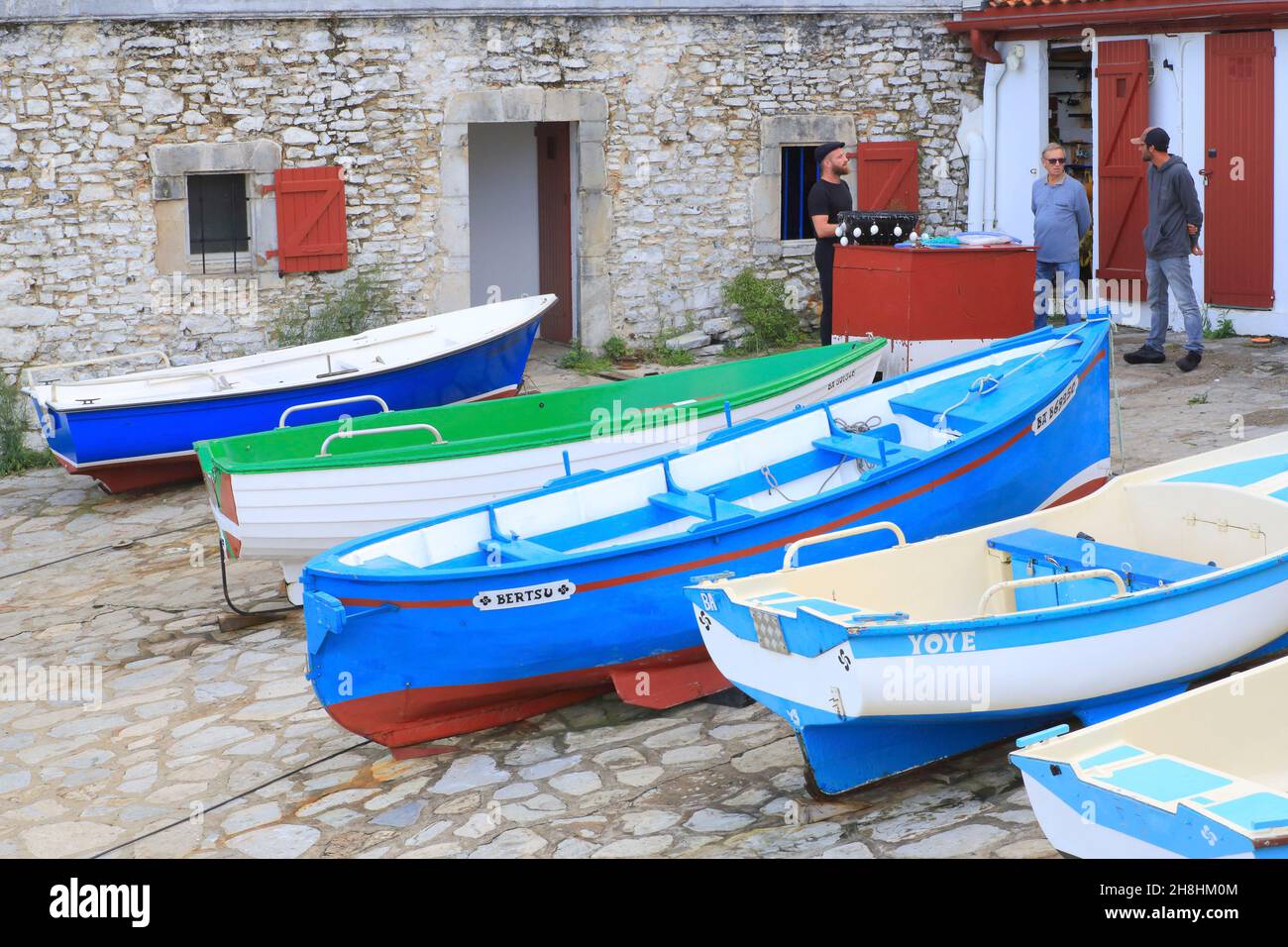 Francia, Pirineos Atlánticos, País Vasco, Guethary, pequeño puerto pesquero Foto de stock