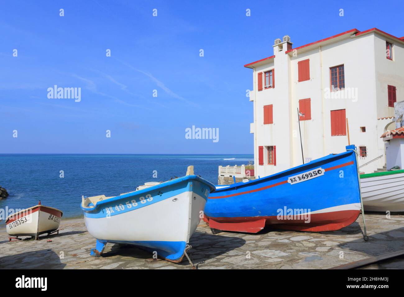 Francia, Pirineos Atlánticos, País Vasco, Guethary, pequeño puerto pesquero Foto de stock