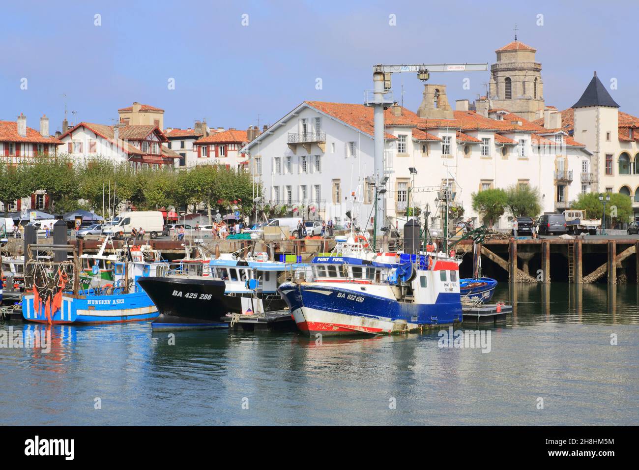 Francia, Pirineos Atlánticos, País Vasco, San Juan de Luz, puerto pesquero con la plaza Luis XIV en el fondo a la izquierda Foto de stock