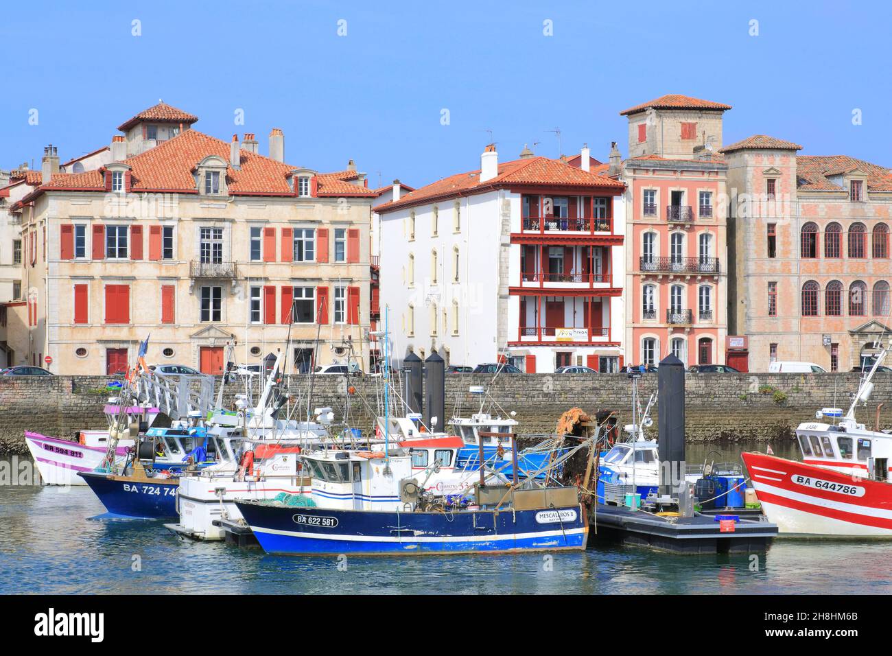 Francia, Pirineos Atlánticos, País Vasco, San Juan de Luz, puerto pesquero con a la derecha la casa de la Infanta (siglo 17th) Foto de stock