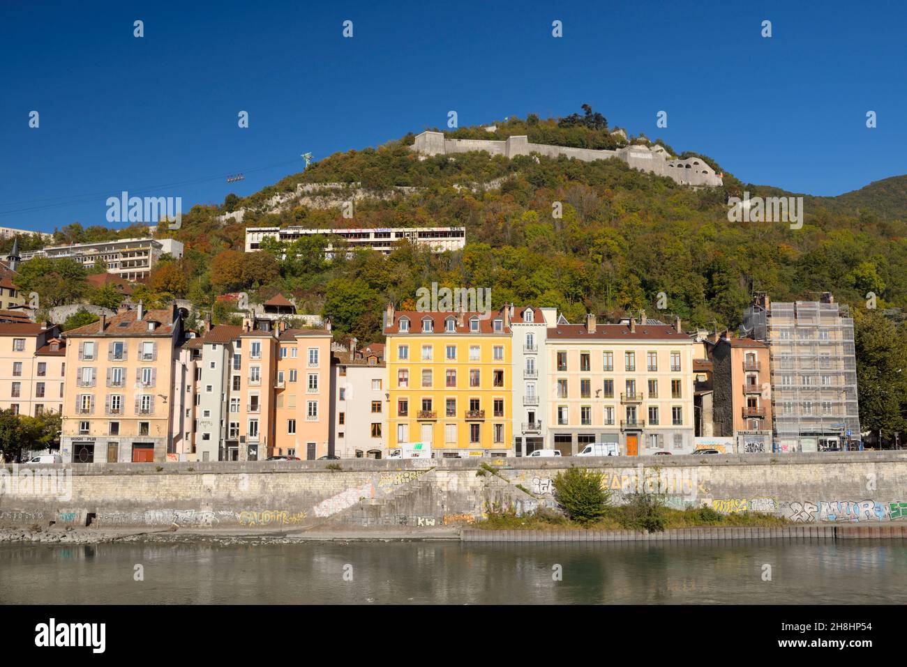 Francia, Isere, Grenoble, orillas del río Isere, el distrito de Saint Laurent, el río Isère y el macizo de Chartreuse y luego la Bastilla en el fondo Foto de stock