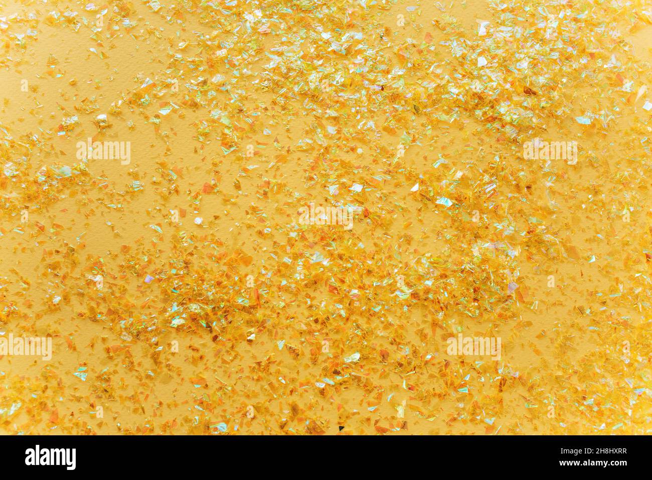 Hermoso fondo blanco festivo con confeti dorado. Plano, vista superior. Foto de stock