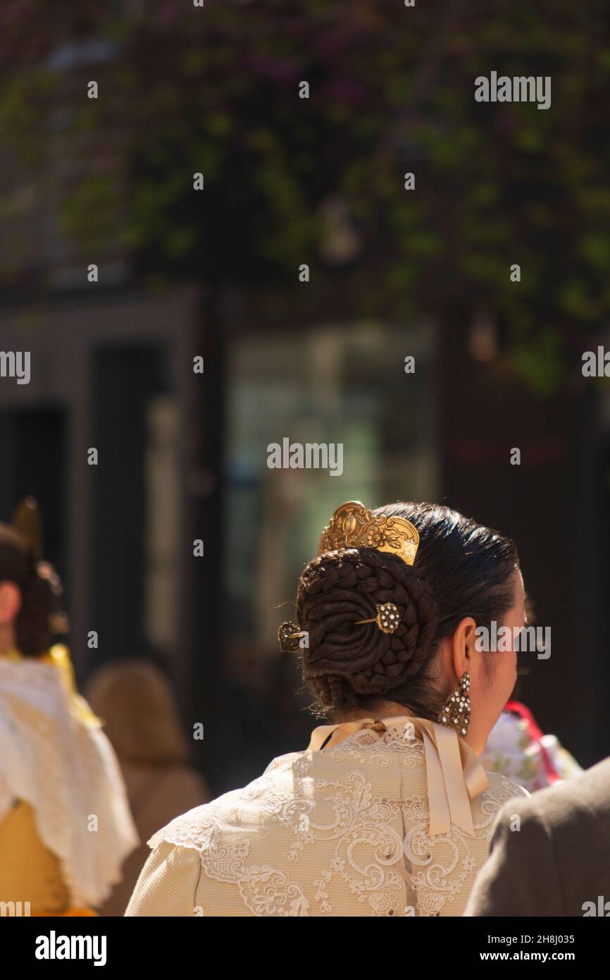 bicicleta Untado Duplicar Traje tradicional de Fallera con peineta y mantilla. La festividad de  Valencia Fallas. Añadido a la Lista de Representantes de la UNESCO de la  Cultura Inmaterial H Fotografía de stock - Alamy