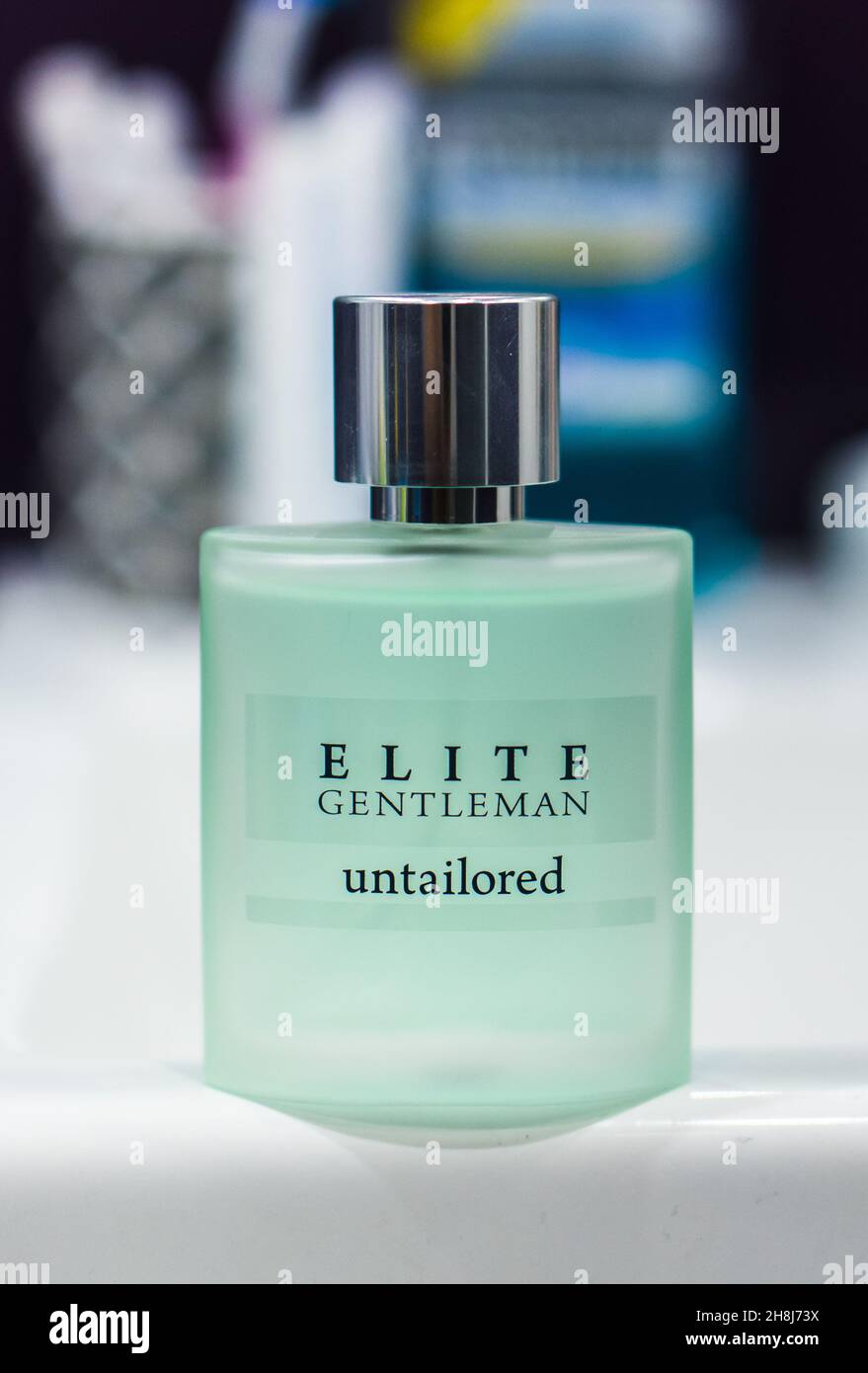 POZNAN, POLONIA - 20 de noviembre de 2018: Un caballero Avon Elite perfume  no adaptado para hombres en una botella de aerosol Fotografía de stock -  Alamy