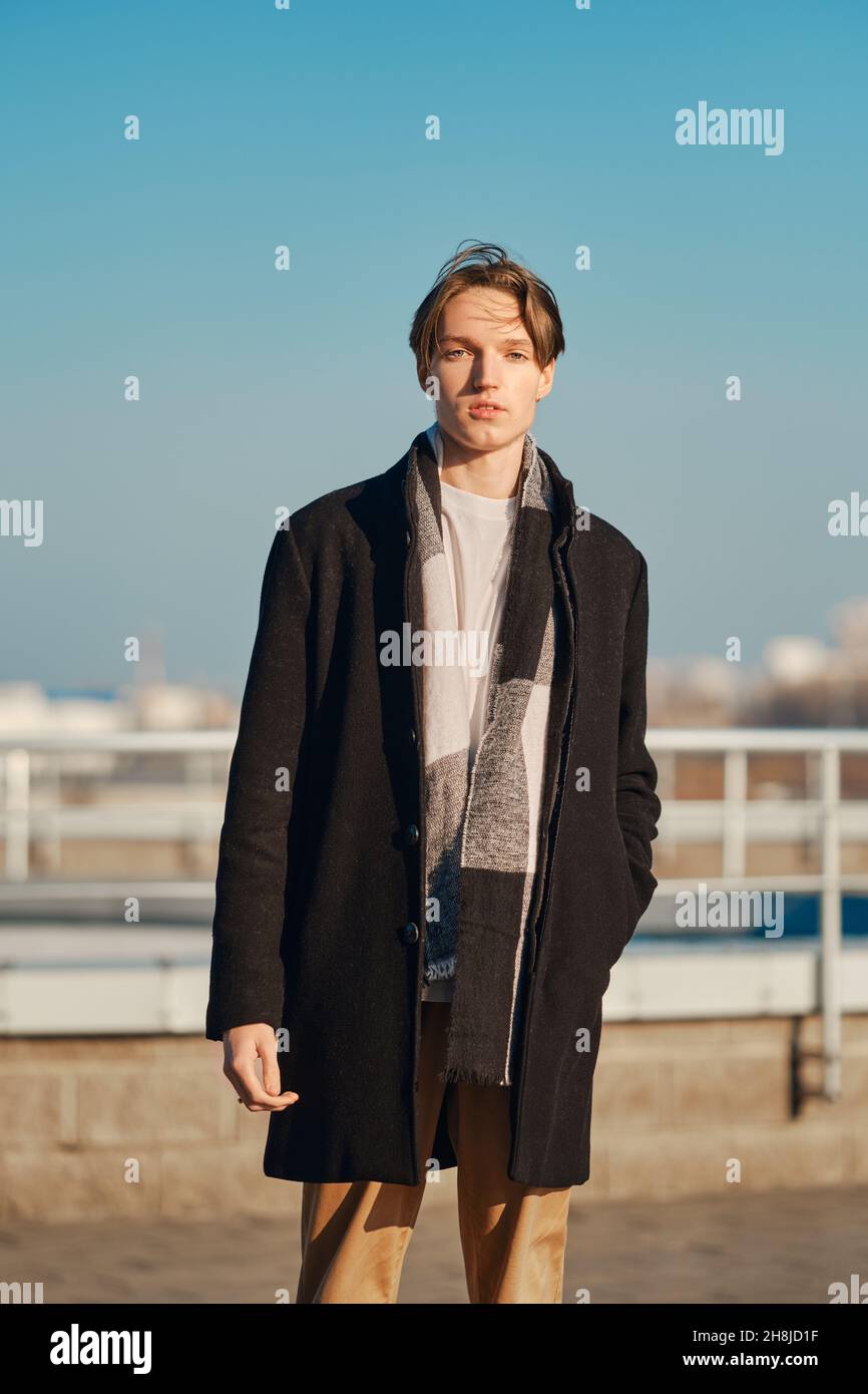 Practicar senderismo electo Arrepentimiento Hombre joven con abrigo de lana vieja, bufanda y pantalón corto al aire  libre Fotografía de stock - Alamy