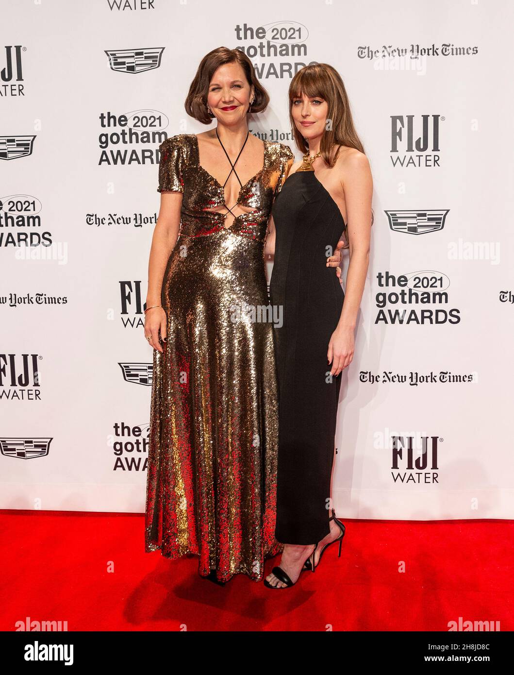 29 de noviembre de 2021, Nueva York, Nueva York, Estados Unidos: Maggie Gyllenhaal vestido de Rodarte, Dakota Johnson vestido de Schiaparelli asistir a los Premios Gotham 2021 en Cipriani Wall Street (Imagen 29 de noviembre de 2021, Nueva York, Nueva York, Estados Unidos: Maggie Gyllenhaal vestido de Rodarte, Dakota Johnson vestido de Schiaparelli asistir a los Premios Gotham 2021 en Cipriani Wall Street (Imagen