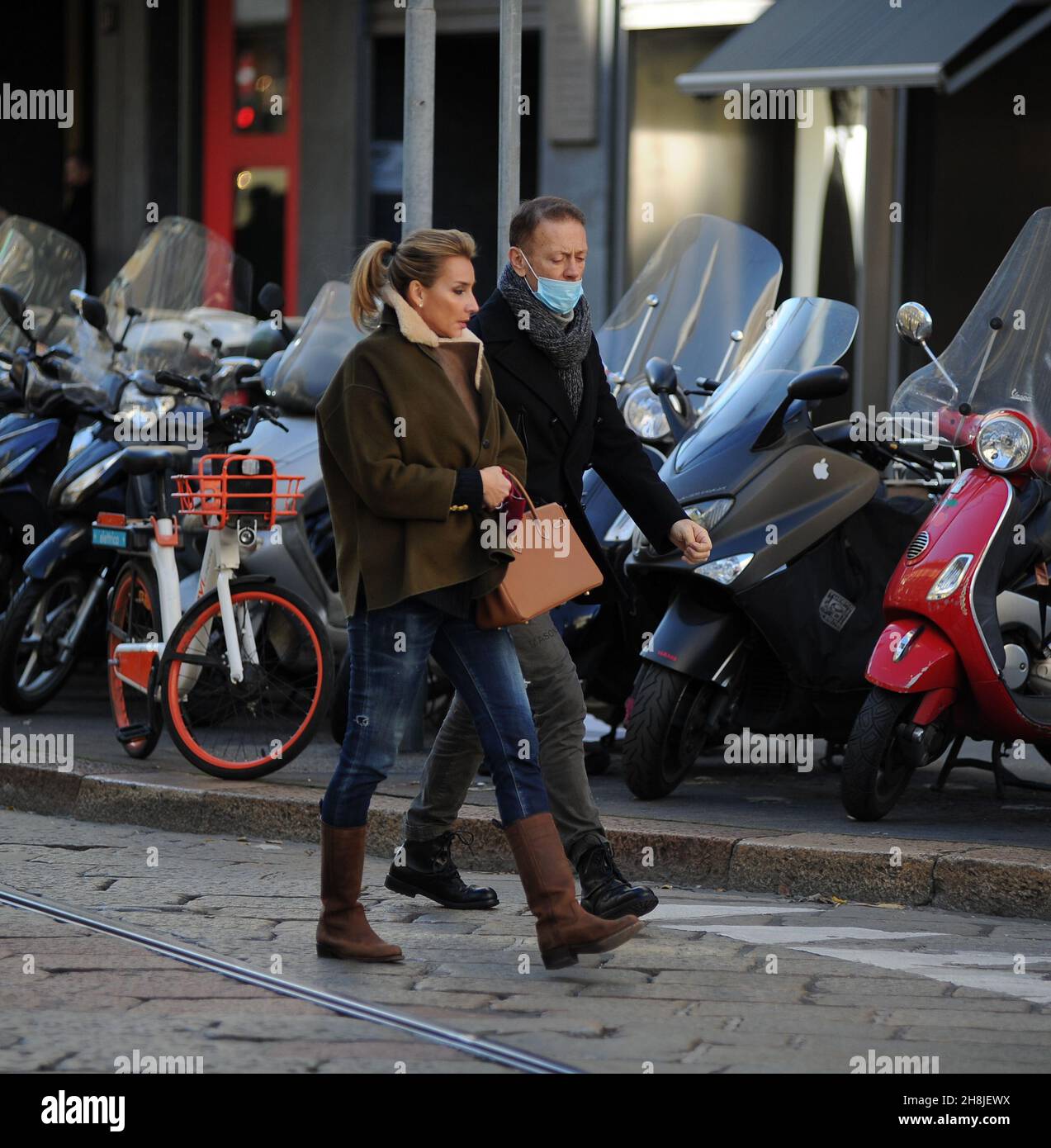 Milán, . 30th Nov, 2021. Milán, 30-11-2021 Rocco Siffredi sorprendió  caminando por las calles del centro con su esposa ROSA CARACCIOLO. Después  de un largo paseo, los dos deciden tomar un taxi