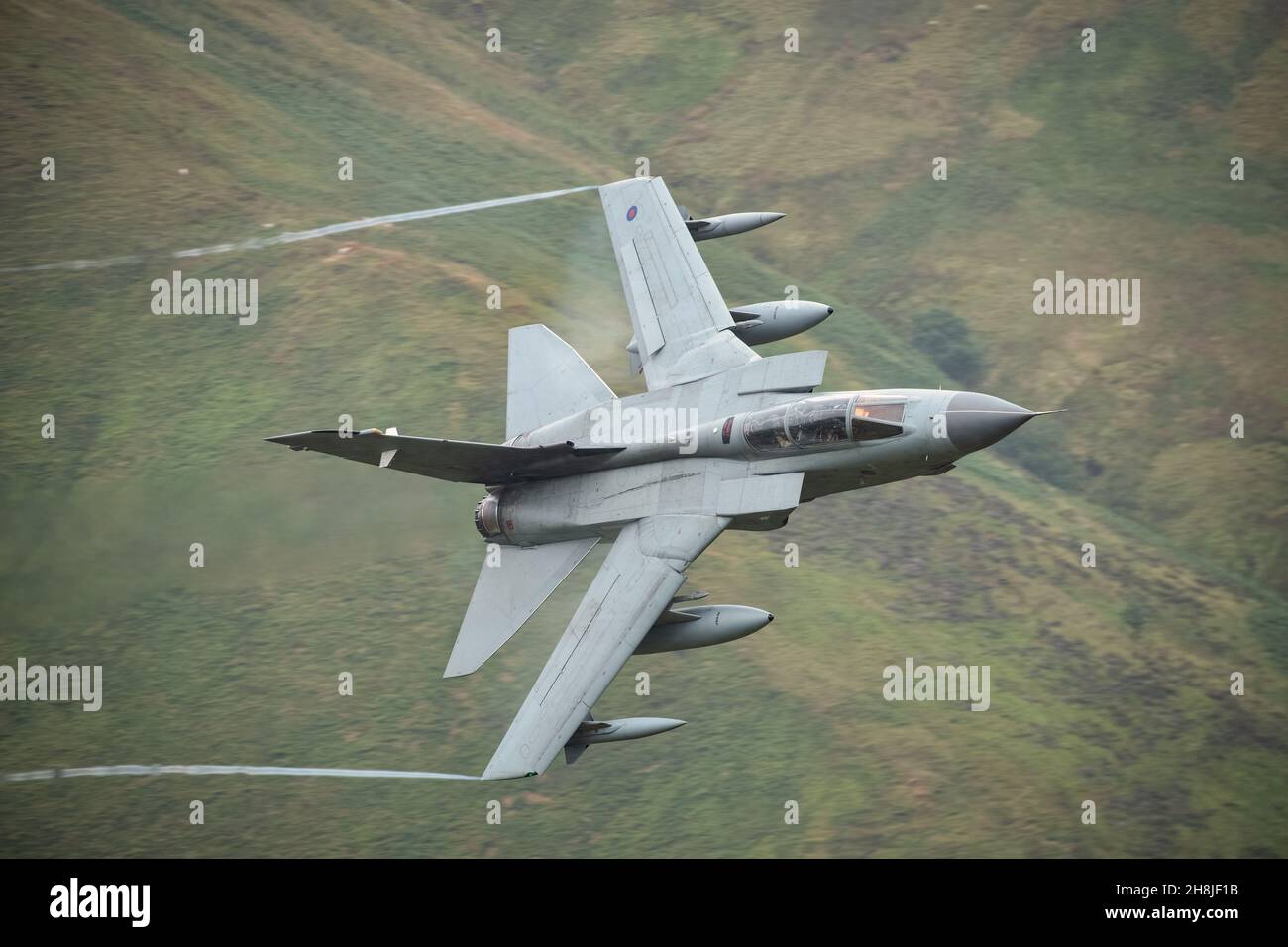 RAF Tornado GR4 de RAF Marham realizando entrenamiento de bajo nivel en Gales del Norte Foto de stock