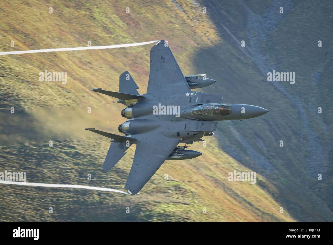 La USAF F15 conduce una sortie de bajo nivel a través del mechoop en el Parque Nacional de Snowdonia Foto de stock