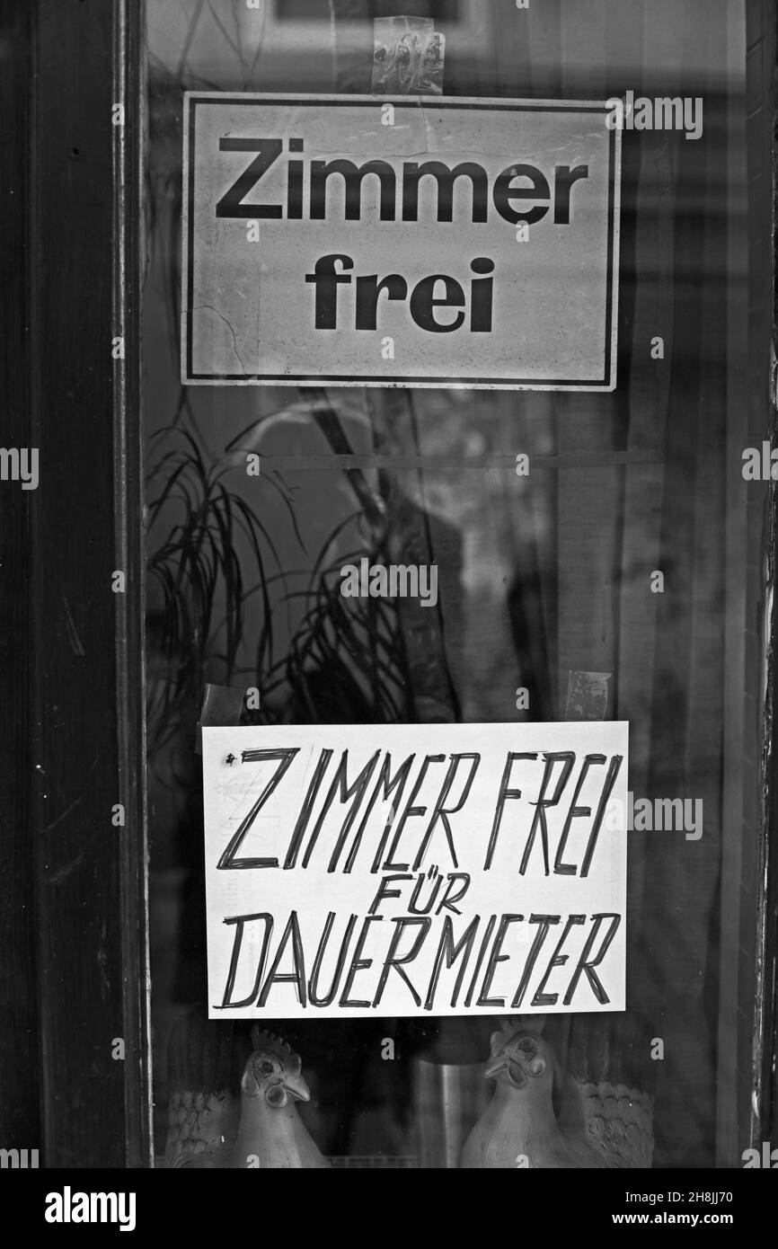 El letrero alemán Zimmer frei y Dauermieter se traduce en Vacantes e inquilino permanente en idioma inglés en Hamburgo , Alemania Foto de stock