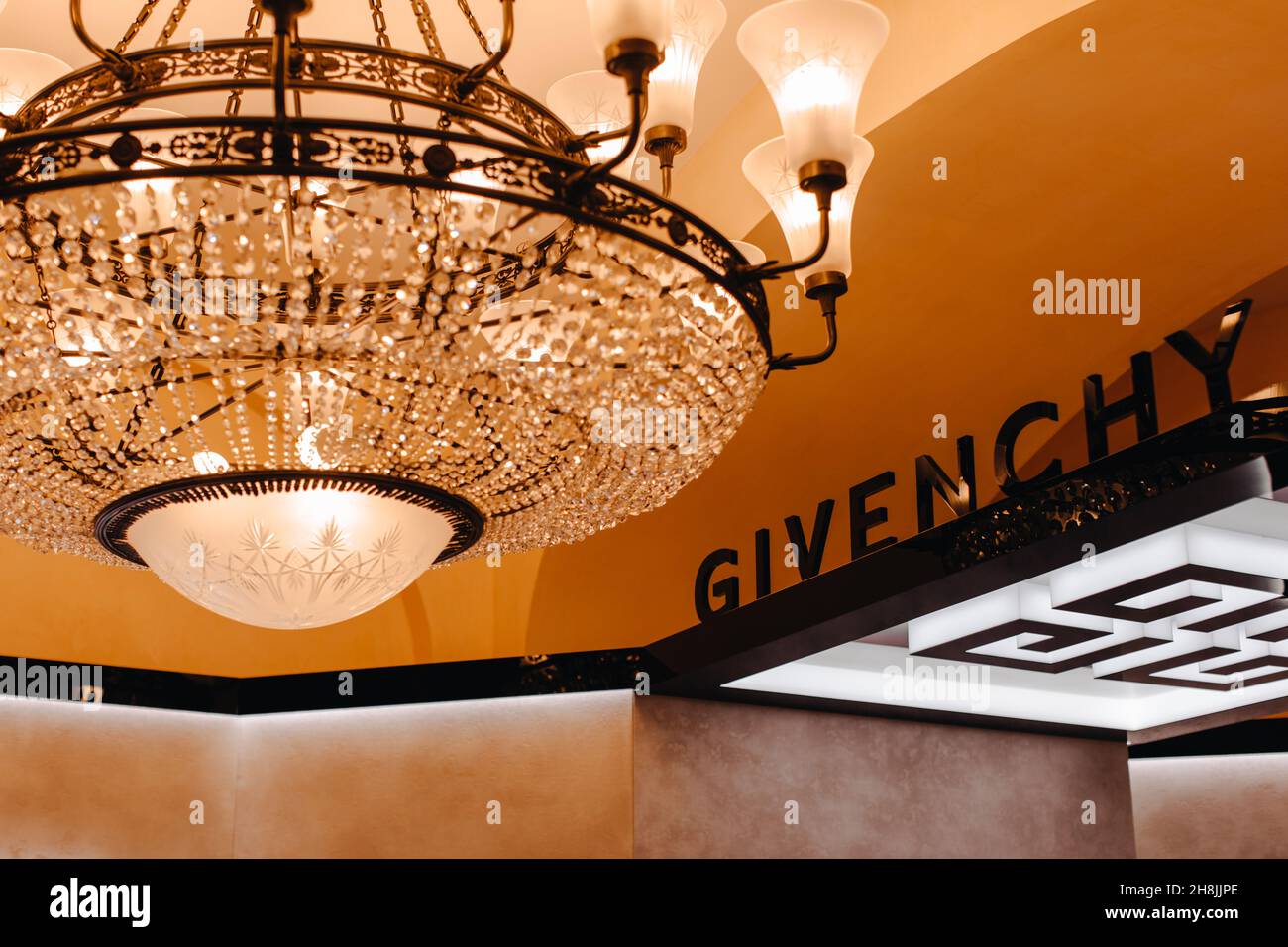 Tienda de lujo Givenchy. Casa francesa de moda y perfume, que alberga la marca de alta costura ropa, accesorios, cosméticos. Luz dorada del grito real Foto de stock