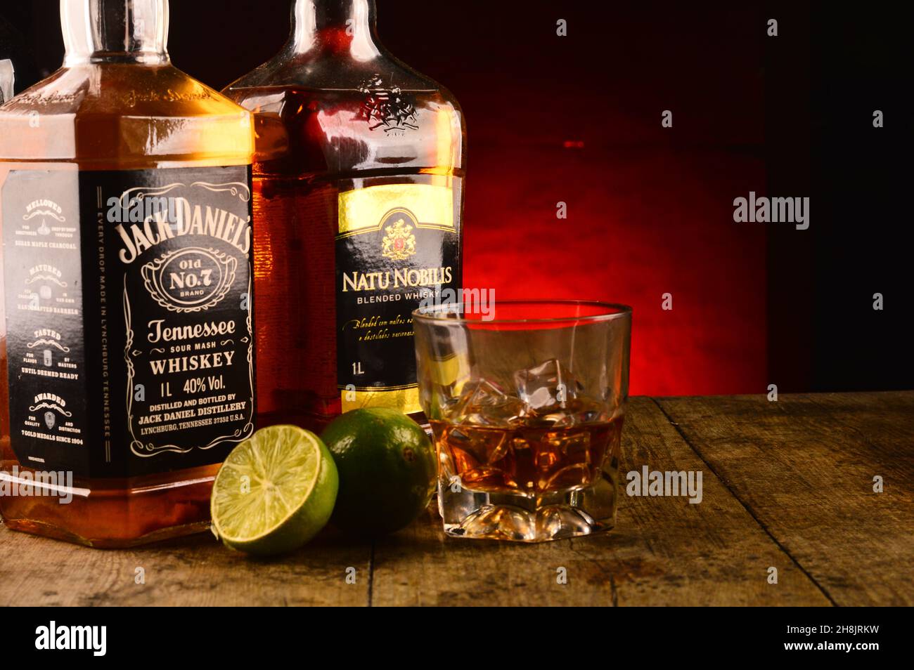 Botella de whisky de Natu Nobilis y Jack Daniel Foto de stock